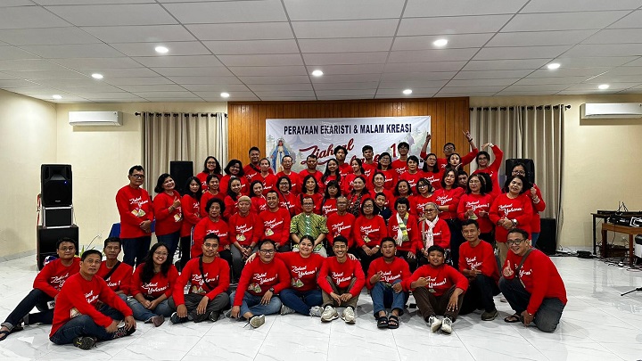 Foto bersama RD Martinus Ngarlan Pastor Paroki Katedral Purwokerto seusai misa di aula PAKAI_1